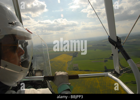 Luftaufnahme des fernen Yatesbury Libelle Kornkreis, Ultraleichtflugzeug im Vordergrund, Horizont in Ferne. Stockfoto