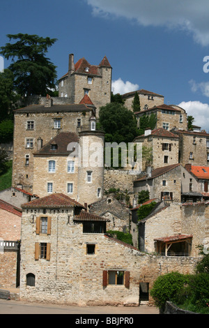 Mittelalterliche Stadt Puy L'Eveque steigt aus einem Hügel neben dem Fluss Lot, Frankreich Stockfoto