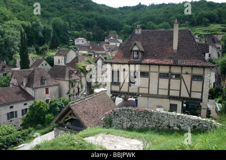 Mittelalterliche Stein- und Fachwerkhäuser im Dorf Saint-Cirq Lapopie neben dem Fluss Lot, Midi-Pyrenäen, Frankreich Stockfoto