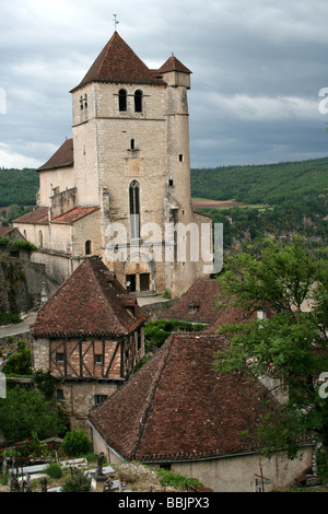 15. Jahrhundert Kirche inmitten einer steinernen Fachwerkhaus In Saint-Cirq Lapopie, Midi-Pyrenäen, Frankreich Stockfoto