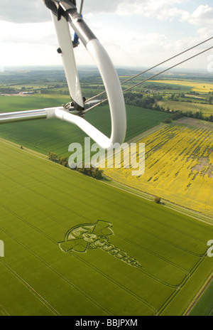 Luftaufnahmen von der 2009 Yatesbury Libelle Kornkreis aus Microlight, Kontrollen und Horizont sichtbar. Stockfoto