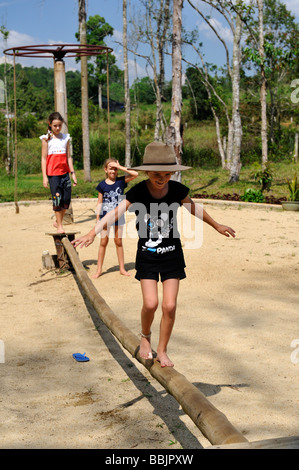 7 Jahre altes Kind Akubra Hut, balancieren auf Lnge der Bambus im  Spielplatz. Da Lat, Vietnam Stockfotografie - Alamy