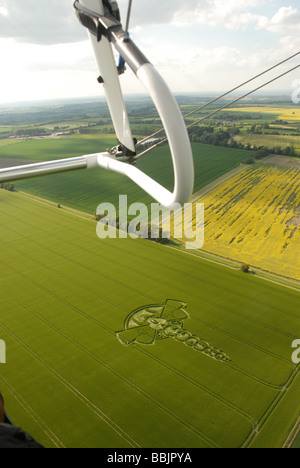 Luftaufnahmen von der 2009 Yatesbury Libelle Kornkreis aus Microlight, Kontrollen und Horizont sichtbar. Stockfoto