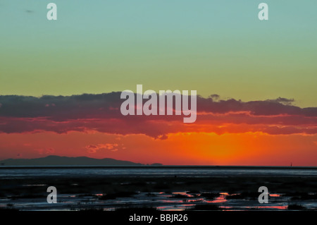 Der rote Himmel Winter Sonnenuntergang über den walisischen Hügeln, Blick nach Süden über das Meer von Lytham, in der Nähe von Blackpool, Vereinigtes Königreich Stockfoto