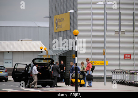 Meet &amp; greet Reisenden am terminal 4 Flughafen London Heathrow England UK abgeholt Stockfoto