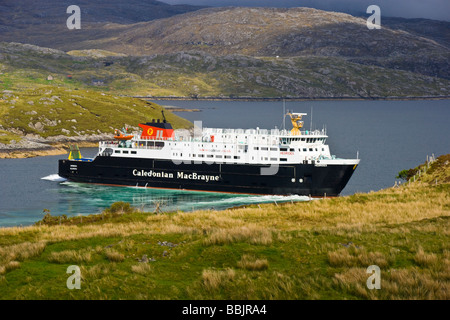 CalMac Auto Fähre Hebriden drehen im Osten Loch Tarbert auf dem Weg zum Uig in Skye von Tarbert auf Harris Stockfoto