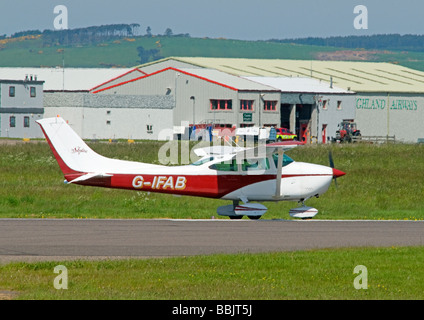 Cessna F 182Q Skyplane Licht Privatflugzeuge Abfahrt Inverness Airport SCO 2479 Stockfoto