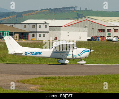 Cessna 172S Abfahrt Dalcross Flughafen Inverness Schottland UK SCO 2476 Stockfoto