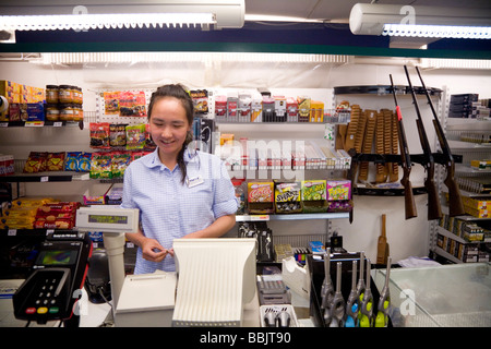 Mädchen in einem Supermarkt arbeiten.  Qaqortoq (Julianehåb), Süd-Grönland Stockfoto