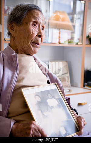 Frau mit einem Foto ihrer Eltern.  Heim für ältere Menschen, Narsaq, Süd-Grönland Stockfoto