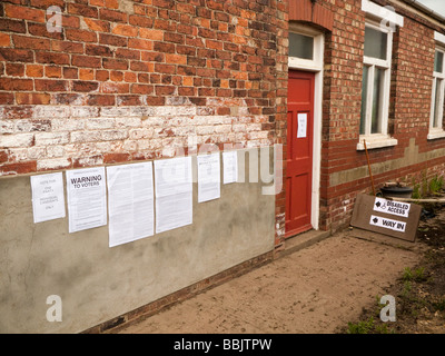 Wahllokal Zeichen und die rechtlichen Hinweise auf einer kleinen ländlichen Kapelle England UK Stockfoto