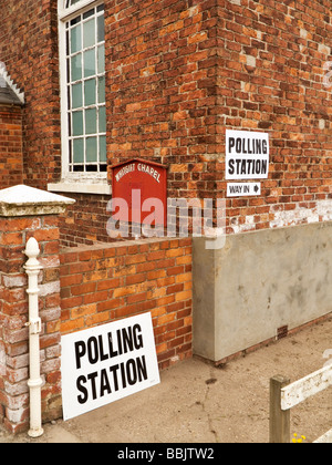 Wahllokal Anzeichen für eine allgemeine Wahl auf einer kleinen ländlichen Kapelle England UK Stockfoto