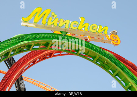 Schild München Auf Einer Achterbahn Hamburger DOM Deutschland Zeichen München auf einer Achterbahn Hamburger DOM Deutschland Stockfoto