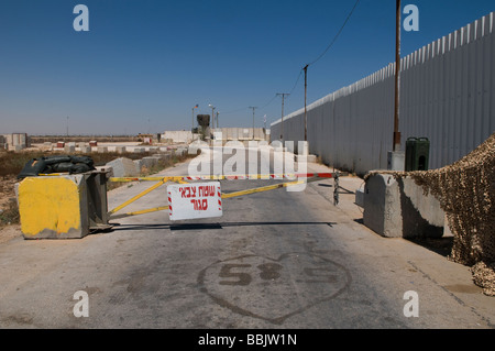 Auf dem Schild steht die Aufschrift „geschlossene Militärzone“ in der Nähe des Grenzübergangs Kerem Shalom an der Kreuzung zwischen der Grenze zwischen dem Gazastreifen und Israel und der Grenze zwischen Gaza und Ägypten. Israel Stockfoto