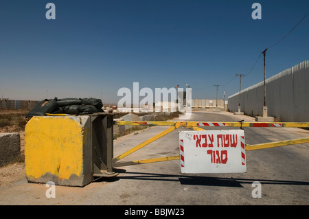 Auf dem Schild steht die Aufschrift „geschlossene Militärzone“ in der Nähe des Grenzübergangs Kerem Shalom an der Kreuzung zwischen der Grenze zwischen dem Gazastreifen und Israel und der Grenze zwischen Gaza und Ägypten. Israel Stockfoto