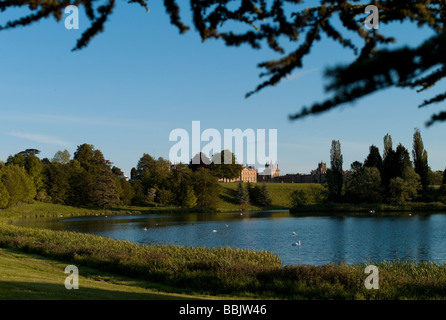 Ansicht von Capability Brown entwickelt, See und im Barockstil Blenheim Palace bei Woodstock Dorf in der Nähe von Oxford, Oxfordshire Stockfoto