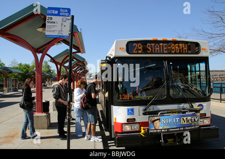 Fluggästen einen Chicago 29 staatliche Bus am Navy Pier Terminus Illinois USA Stockfoto