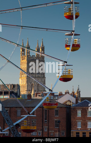 Kathedrale von Gloucester und den Welten Fair Riesenrad am Gloucester Tall Ships Festival 2009, Gloucestershire, UK Stockfoto