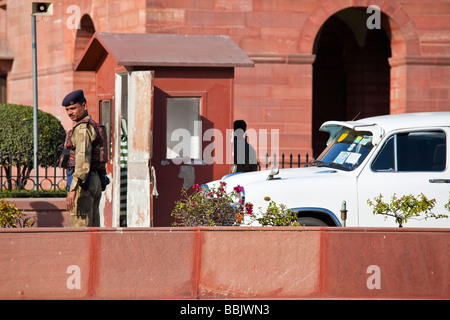 Militärische Sicherheit im Sekretariat Gebäude Raisina Hill in Delhi Indien Stockfoto