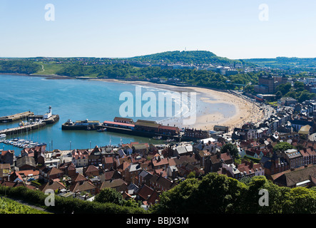 Aussicht auf South Bay und den Hafen in der alten Stadt, Scarborough, Ostküste, North Yorkshire, England Stockfoto