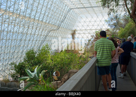 USA Arizona Oracle Biosphäre 2 Ozean Biom Besucher anhören Leitfaden Lebensraum Wohnräume und verglaste Umgebungen Stockfoto