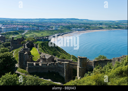 Blick über die Bucht von Norden aus im Inneren der Burg, Scarborough, Ostküste, North Yorkshire, England Stockfoto