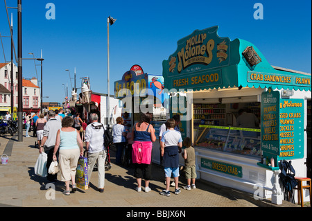 Seafood Stände an der Harbourfront in South Bay, Scarborough, North Yorkshire, England Ostküste Stockfoto