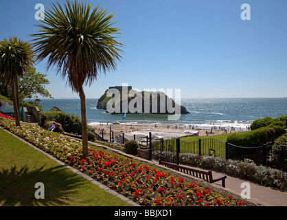 Garten und South beach Tenby Wales, Blick auf St. Catherines Island Stockfoto