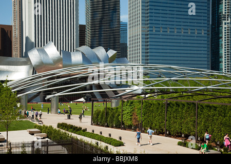 CHICAGO Illinois Lurie Garden im Millennium Park Pritzker Pavilion und Great Lawn betrachtet von Nichols Bridgeway Gehweg Stockfoto