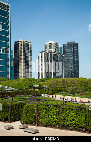 CHICAGO Illinois Lurie Garden im Millennium Park von Nichols Bridgeway Fußgängerweg Verbindung zu modernen Flügel betrachtet Stockfoto