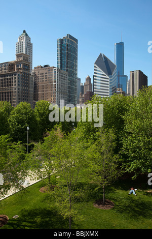 CHICAGO Illinois Lurie Garden im Millennium Park von Nichols Bridgeway Stadt Skyline open Space und Stadtraum Bäume gesehen Stockfoto