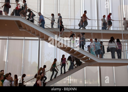 CHICAGO Illinois Besucher auf Treppen in Griffin Gericht Lobby des modernen Flügel neben Art Institute museum Stockfoto