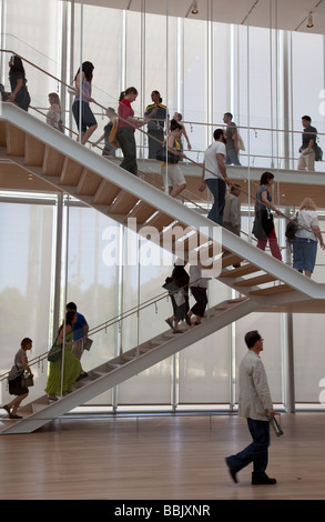 CHICAGO Illinois Besucher auf Treppen in Griffin Gericht Lobby des modernen Flügel neben Art Institute museum Stockfoto