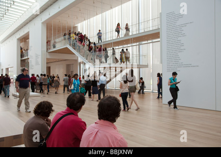 CHICAGO Illinois Besucher sitzen auf Bänken im Griffin Gericht Lobby des modernen Flügel zusätzlich zu Art Institute Museum Treppen Stockfoto