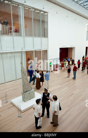 CHICAGO Illinois Besucher in Griffin Gericht Lobby des modernen Flügel neben Art Institute Museum Skulptur und Informationen für Ausflüge Stockfoto