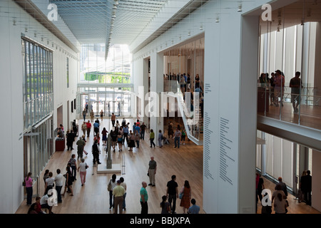 CHICAGO Illinois Besucher in Griffin Gericht Lobby des modernen Flügel neben Art Institute Museum vom Balkon aus gesehen Stockfoto