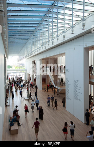 CHICAGO Illinois Besucher in Griffin Gericht Lobby des modernen Flügel neben Art Institute Museum vom Balkon aus gesehen Stockfoto