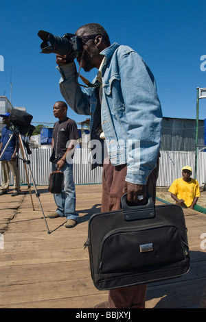 Afrikanische Fotograf auf Dienstreise in Quelimane Mosambik Stockfoto