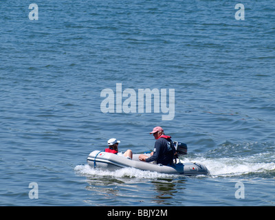 Paar in einem Rib Schlauchboot an der Mündung der Fal Stockfoto