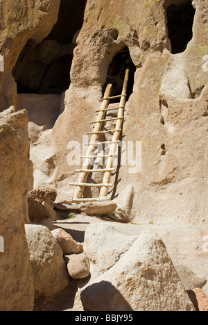 USA New Mexico Bandelier National Monument Klippe Wohnung Talus beherbergt Leiter vor der Wohnung Stockfoto