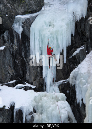 Ein Mann Eisklettern auf einen Aufstieg benannt Tipp (WI5) hier in der Nähe von Rjukan, Norwegen, während die Rjukan Eisklettern Festival. Stockfoto
