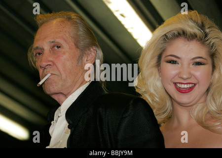 Berühmte Hollywood Schauspieler David Carradine ist Rauchen mit lächelnden Kasachischen Schauspielerin beim Eurasia film Festival in Almaty, Kasachstan im Herbst 2006 Stockfoto