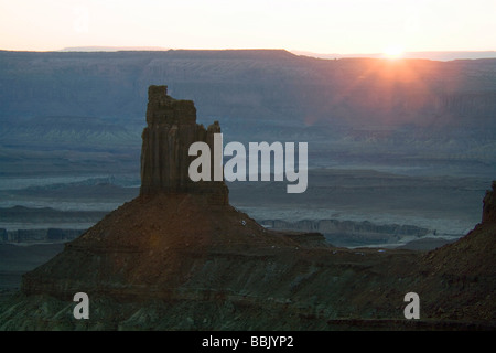 Candlestick-Turm von Island In The Sky in Canyonlands National Park in Utah aus gesehen Stockfoto