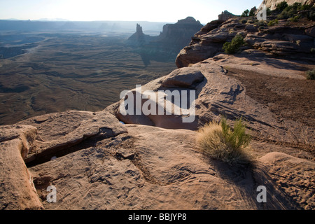 Candlestick-Turm von Island In The Sky in Canyonlands National Park in Utah aus gesehen Stockfoto