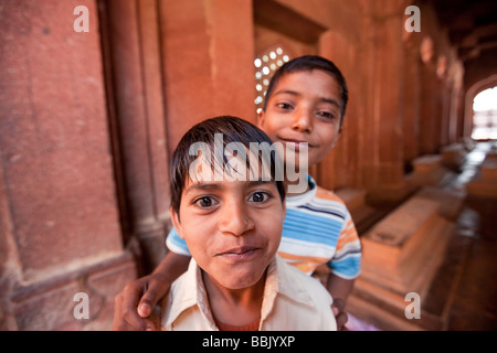 Indischen jungen innerhalb der Freitagsmoschee in Fatehpur Sikri Indien Stockfoto