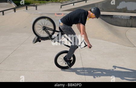 Flatland BMX Bike rider eine Nase manuelle dork Wheelie Trick auf Vorderrad Toronto Kanada Stockfoto