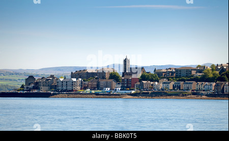 Ein Blick auf die Strandpromenade von Gourock von offshore am Firth of Clyde. Stockfoto