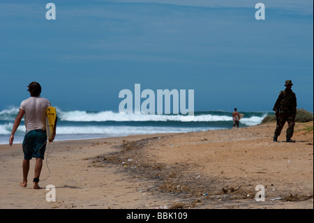 Surfer Soldat militärische Arugam Bay Sri Lanka Ostküste Stockfoto