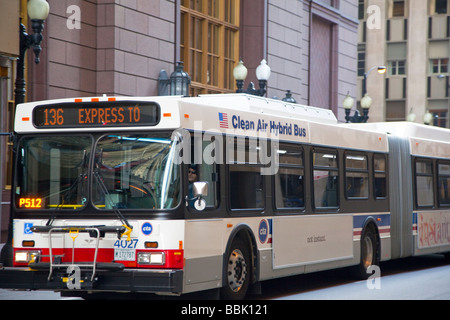 Chicago Illinois A Diesel-Elektro-Hybrid-Bus in Chicago s Loop Stockfoto