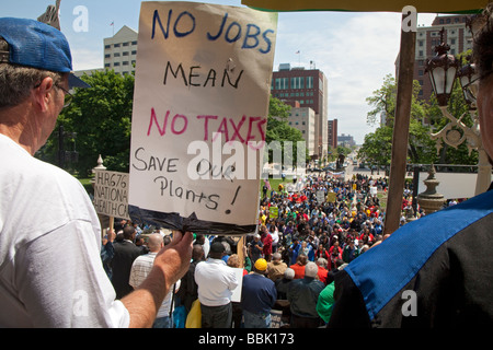 Lansing Michigan Gewerkschaftsmitglieder marschieren und Rallye für Jobs an der Michigan State capitol Stockfoto